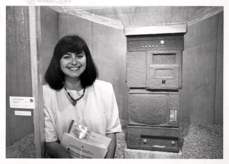 01 Handan Börüteçene, <i>Kitle İletişimsizlik Araçları vs vs zzzz….bızzzz</i> (1987) işinin önünde, 1. Uluslararası İstanbul Çağdaş Sanat Sergileri, 1987
Sanatçının izniyle