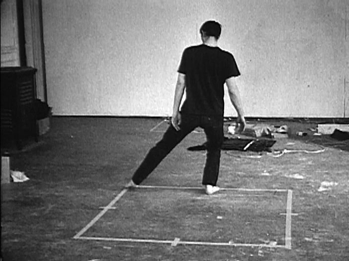                                                                                                                                                                                                                                                                 Bruce Nauman. <i>Dance or Exercise on the Perimeter of a Square (Square Dance)</i>, 1967-1968.<br />
Electronic Arts Intermix’in (EAI) izniyle