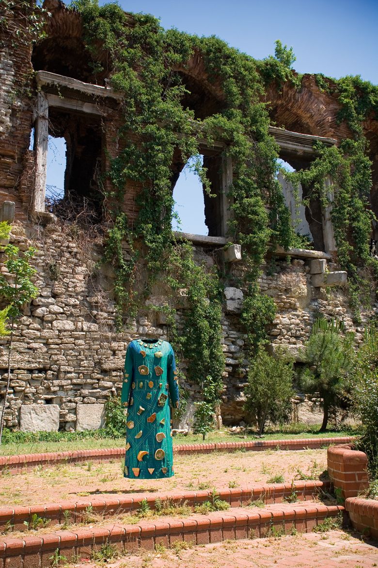 01 3 Handan Börüteçene’nin, İstanbul’un hayaleti için diktiği elbise Bukoleon Sarayı’nın kalıntılarında<br />
