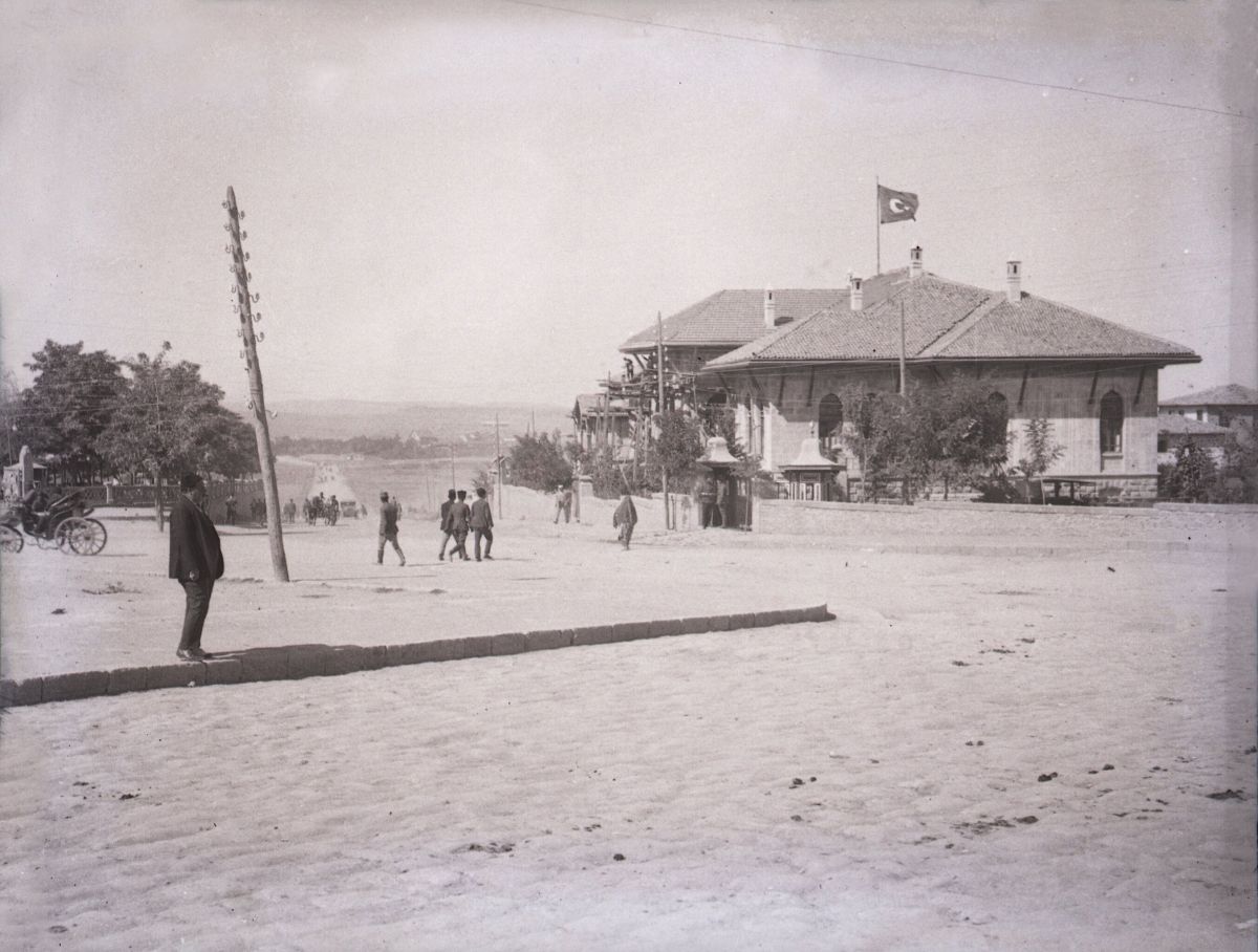 01 Eozh0122 Türkiye Büyük Millet Meclisi Birinci Binası ve Cumhuriyet Caddesi<br />
Fotoğraf: Tâlhâ Ebüzziya<br />
SALT Araştırma, Engin Özendes Arşivi