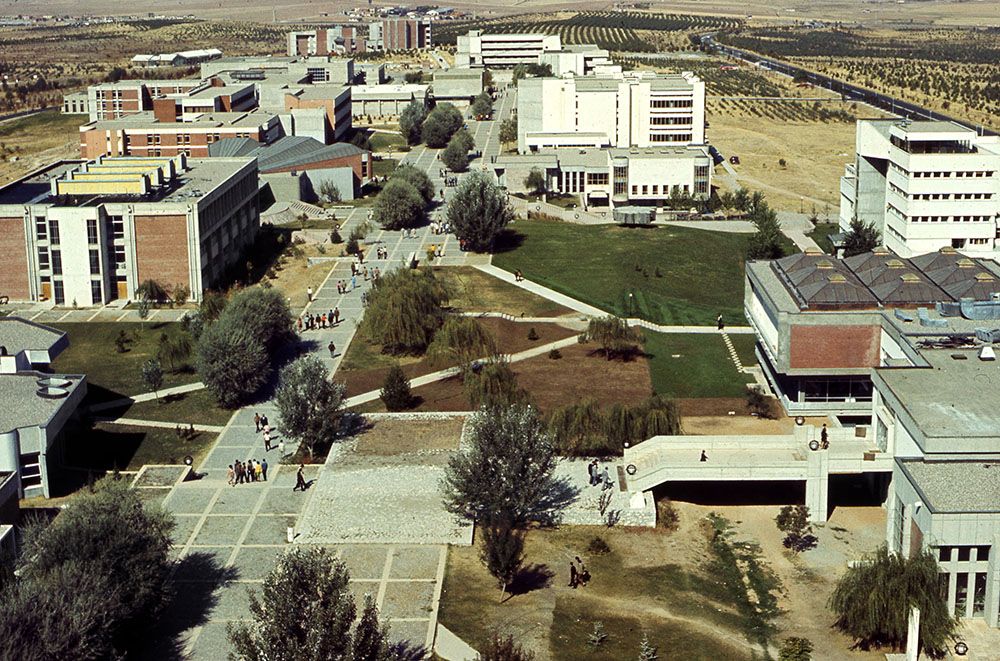 ODTÜ, Yaya Allesi ve Fakülte Binaları, 1980’ler ODTÜ, Yaya Allesi ve Fakülte Binaları, 1980’ler