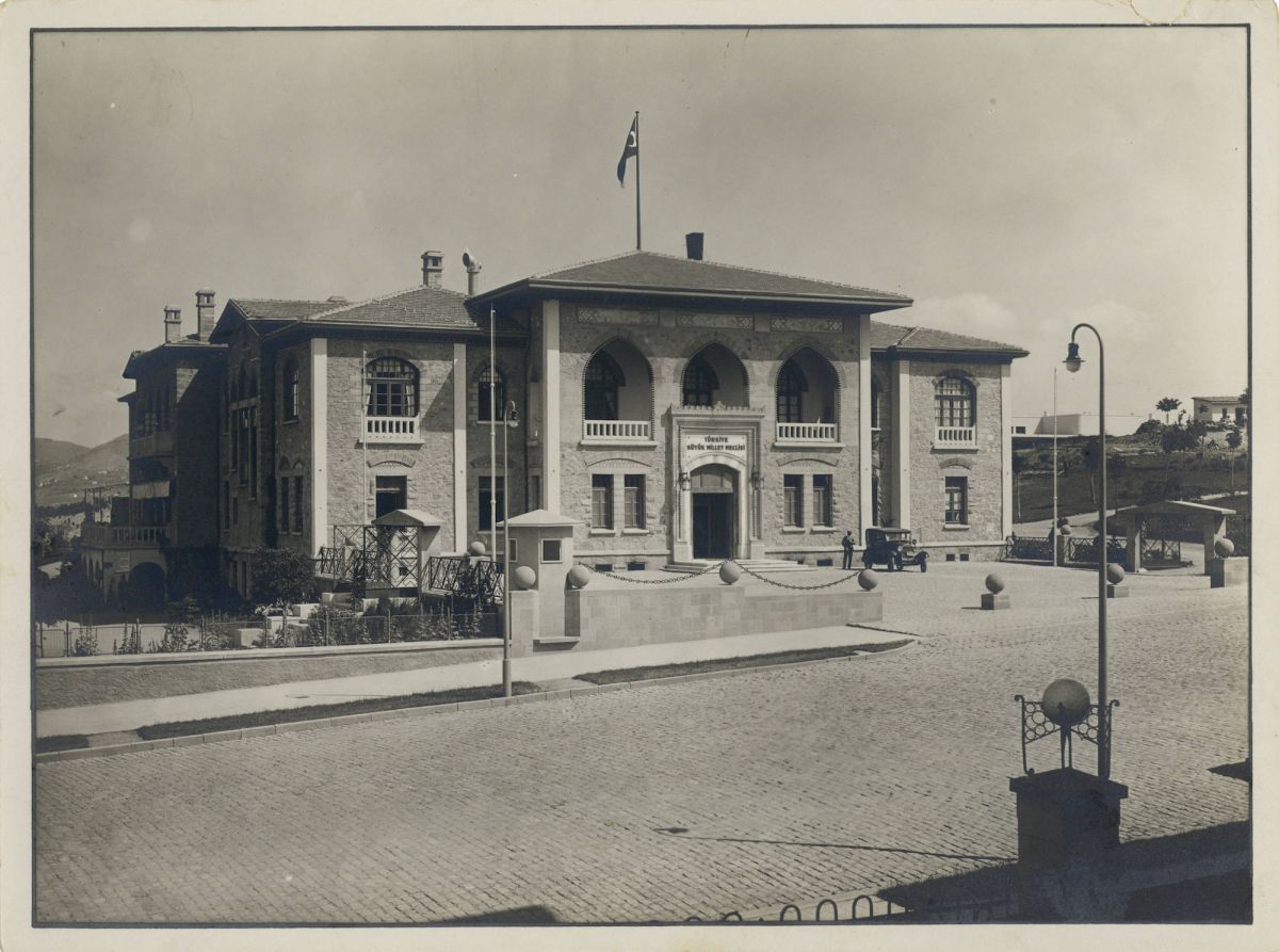 03 Ahanka162 Türkiye Büyük Millet Meclisi İkinci Binası<br />
Fotoğraf: Sebah & Joaillier<br />
SALT Araştırma, Fotoğraf ve Kartpostal Arşivi<br />