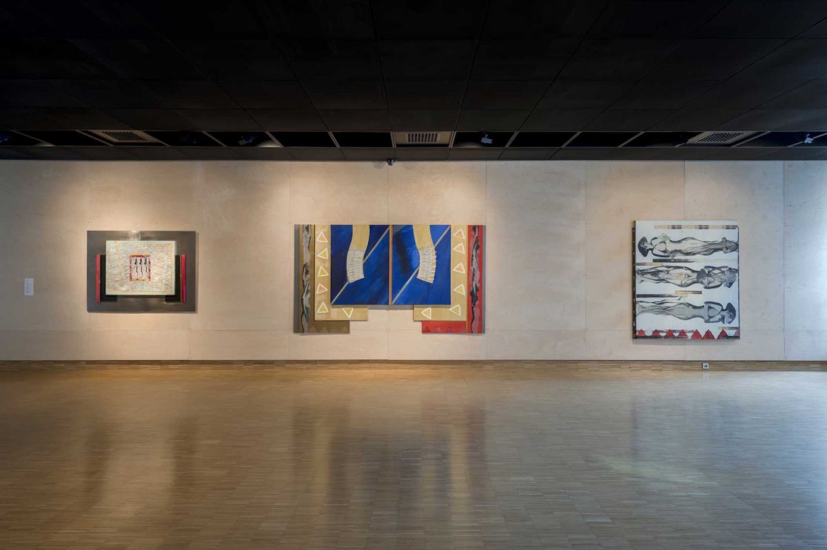 03 Dsc8916 İpek Duben, <i>Suspended 1</i> [Muallak 1] (2012), <i>Suspended 10</i> [Muallak 10] (1992-2012), <i>Suspended 9</i> [Muallak 9] (2012)
<i>Ten, Beden, Ben</i>, SALT Beyoğlu
Fotoğraf: Mustafa Hazneci (SALT)