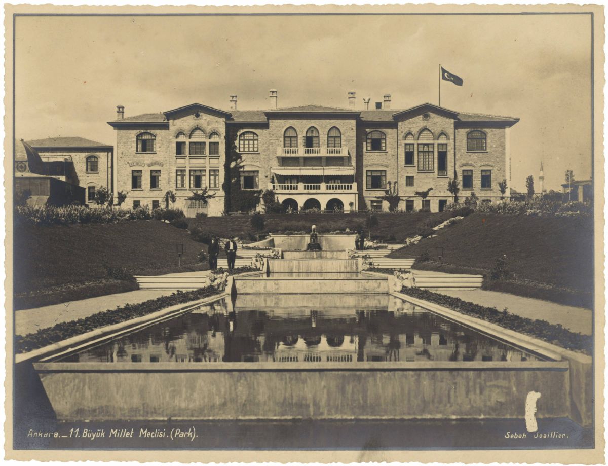 04 Ahanka163 Türkiye Büyük Millet Meclisi İkinci Binası
Fotoğraf: Sebah & Joaillier
SALT Araştırma, Fotoğraf ve Kartpostal Arşivi