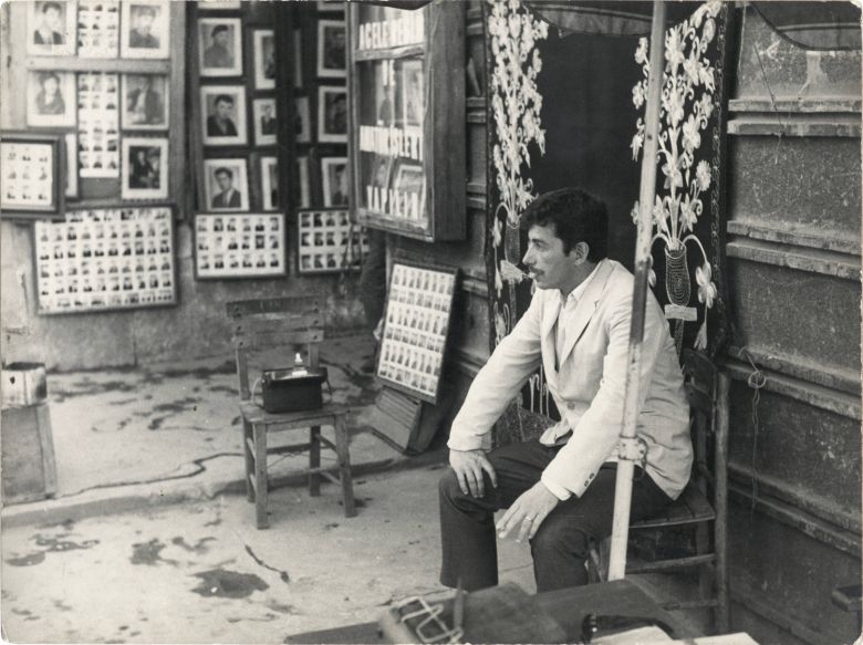 05 Özer Kabaş, <i>İstanbul Hatırası</i> (1967) filminin çekimleri esnasında, Eminönü (İstanbul)
Salt Araştırma, Özer Kabaş Arşivi
