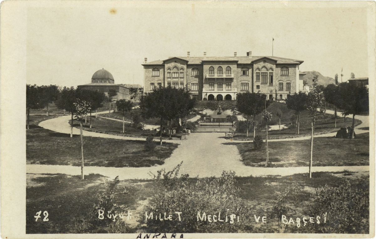 05 Ahanka069 Türkiye Büyük Millet Meclisi İkinci Binası<br />
SALT Araştırma, Fotoğraf ve Kartpostal Arşivi