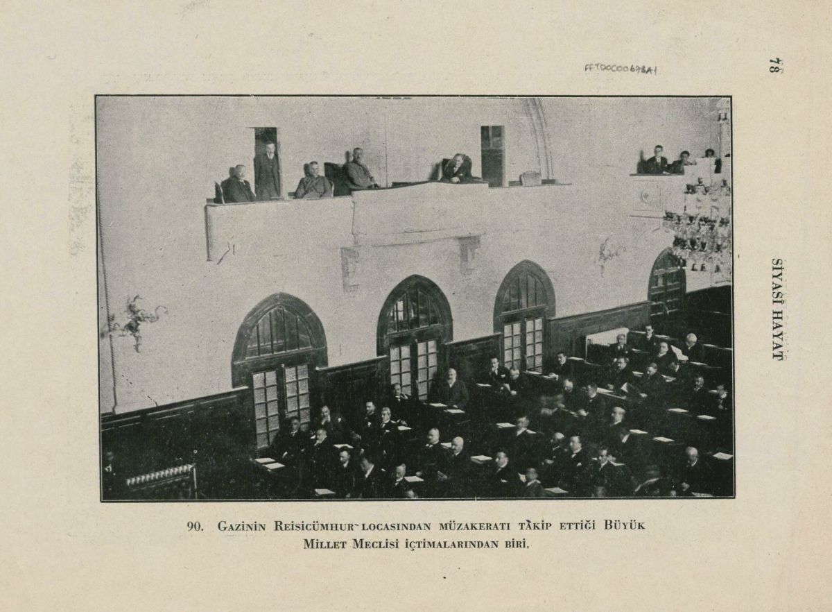 06 Fftdoc00678a1 “Gazi'nin Reisicumhur Locası'ndan müzekârâtı takip ettiği Büyük Millet Meclis içtimalarından biri”<br />
SALT Araştırma, Feridun Fazıl Tülbentçi Arşivi