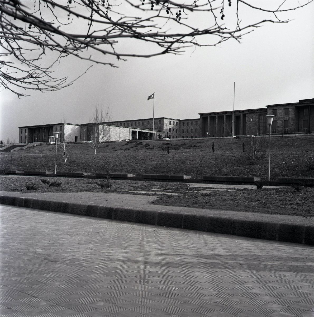 08 Tmgch0122001 Türkiye Büyük Millet Meclisi Üçüncü Binası, 1960<br />
SALT Araştırma, Gültekin Çizgen Arşivi