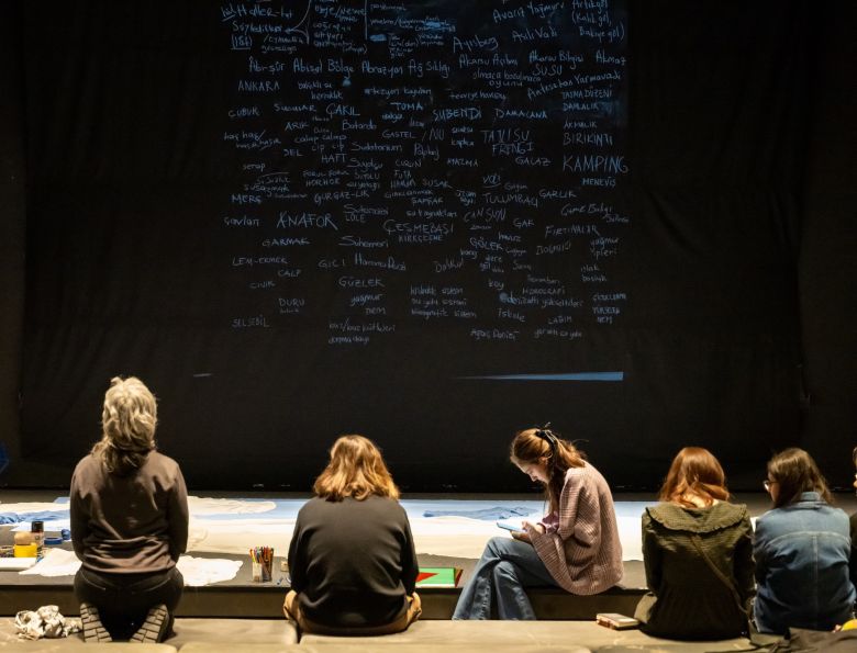 1 16 Merve Bedir ve Duygu Cihanger yürücülüğünde düzenlenen “Su Gibi” atölyesinden bir kare, Salt Beyoğlu, 2025
Fotoğraf: Metean Bars
