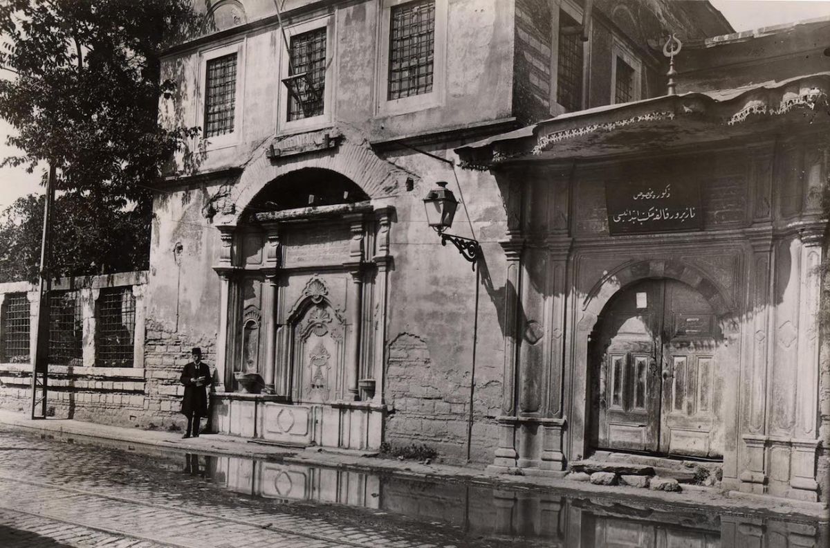 1 26 Nazperver Kalfa Sıbyan Mektebi ile duvarında yer alan Hazinedar Usta Çeşmesi
SALT Araştırma, Ali Saim Ülgen Arşivi