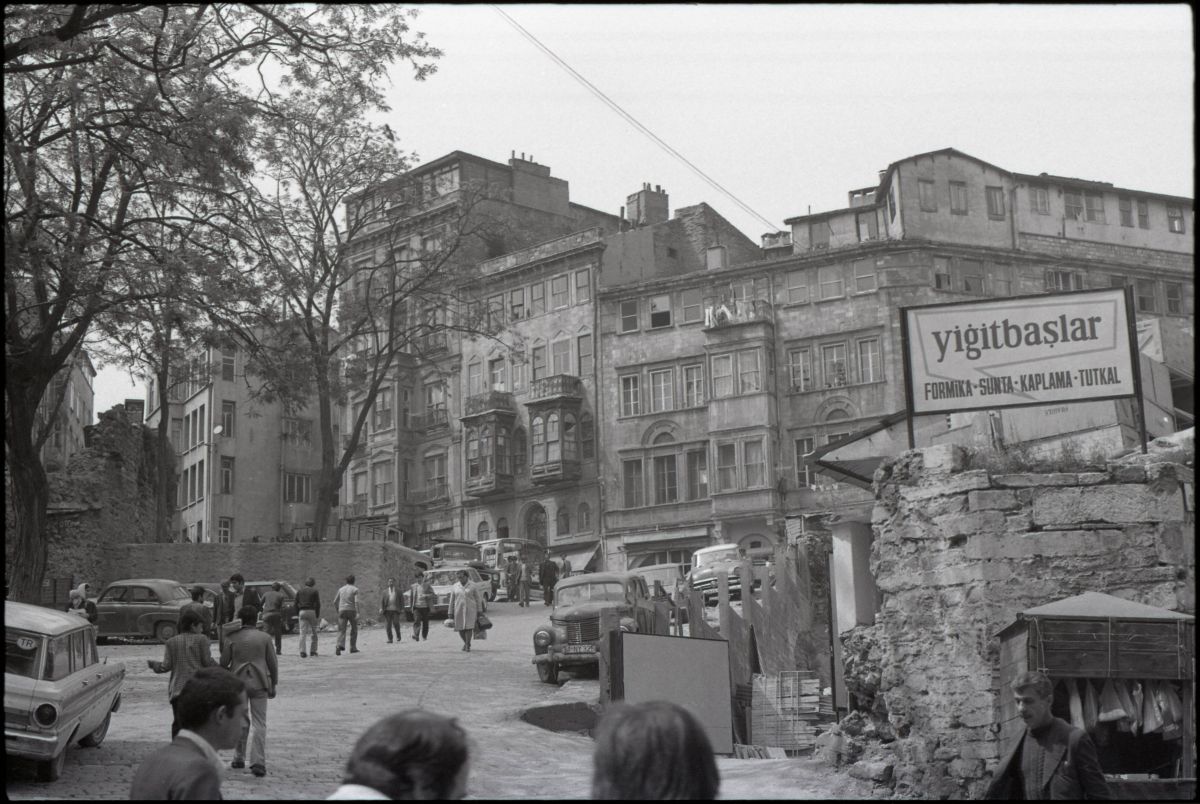 1 Salt Araştırma, Eleonora Arhelaou Arşivi’nden fotoğraflar:
Şahkapısı Sokak, Galata, 1970’ler