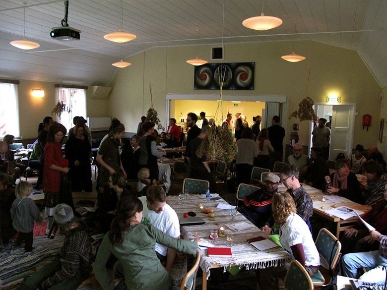 1 Richter <i>Lärande Bygd</i> [Öğrenen Köy] projesi kapsamında düzenlenen dikiş atölyesi, Berg, İsveç
Fotoğraf: Maria Richter Simsek