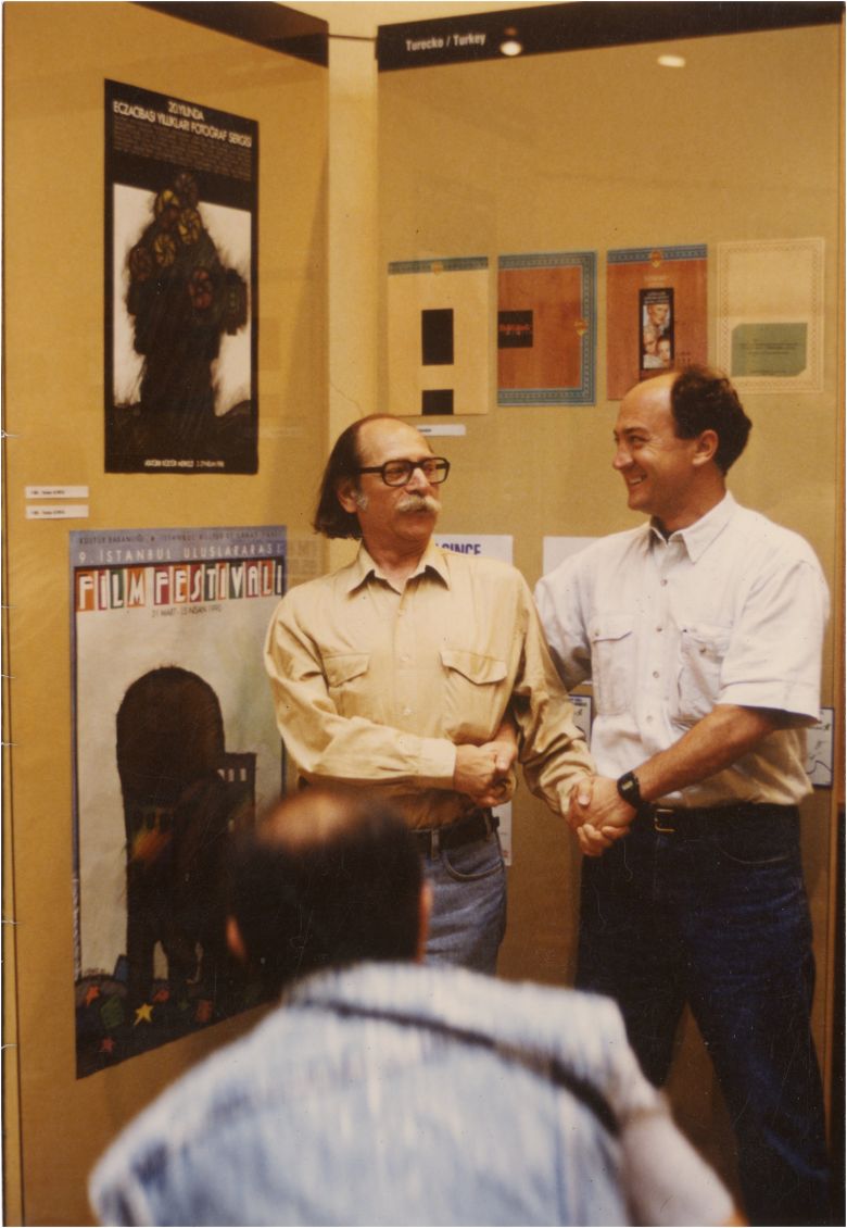 10 1 Sadık Karamustafa (sağda) ve Yurdaer Altıntaş, Brno Uluslararası Grafik Tasarım Bienali’nde, 4 Temmuz 1990
Salt Araştırma, Sadık Karamustafa Arşivi
