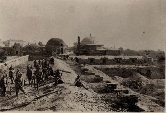 Workers during the renovation of the Edirne Selimiye Bazaar vaults                                                                                                                                                                                              Edirne Selimiye Arastası’nın tonoz onarımında çalışan isçiler
(tarihi bilinmiyor)