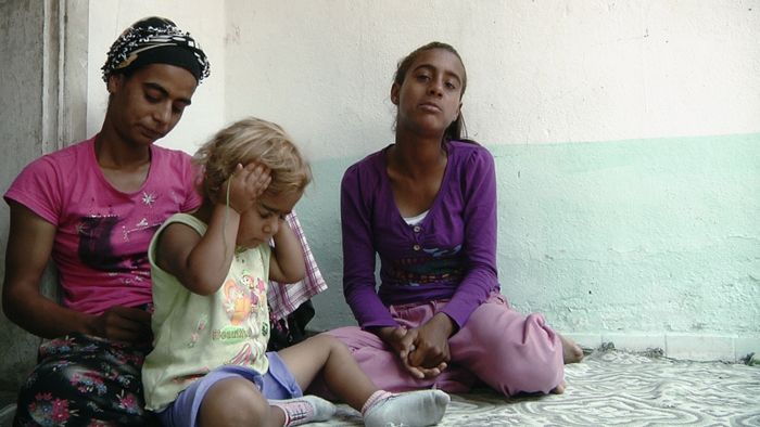 1+8 video enstalasyonundan bir kare (Akçadam, Türkiye-Yunanistan sınırı) <i>1+8</i> video enstalasyonundan bir kare (Akçadam, Türkiye-Yunanistan sınırı)
© Cynthia Madansky ve Angelika Brudniak (2012)