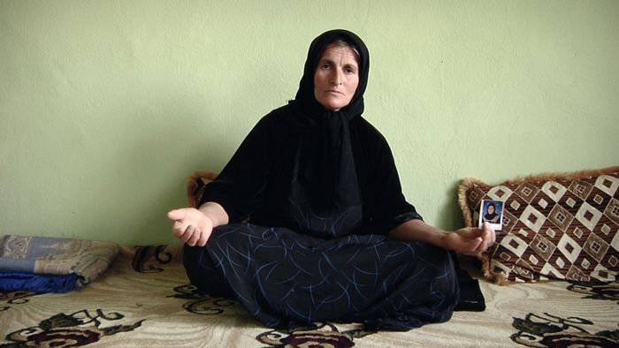 1+8 video enstalasyonundan bir kare (Malko Tarnovo, Bulgaristan) <i>1+8</i> video enstalasyonundan bir kare (Şemdinli, Türkiye-İran sınırı)
© Cynthia Madansky ve Angelika Brudniak (2012)