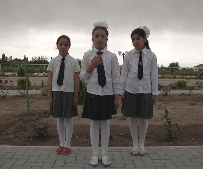 Schoolchildren reciting national poems                                                                                                                                                                                                                          Ulusal şiir okuyan ögrenciler
"1+8" video enstalasyonundan bir kare (Sederek, Nahçivan)
© Cynthia Madansky, Angelika Brudniak (2012)