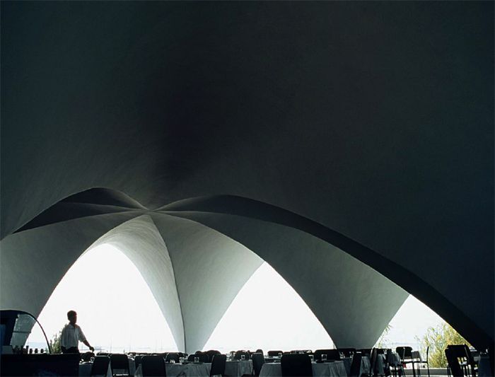 Kafe Zhemchuzhina (Bakü, Azerbaycan) Kafe Zhemchuzhina (Bakü, Azerbaycan)
Mimarlar: Wadim Shulgyn, R. Sarifov, Boris Ginsburg, Avram Surkyn (Bakiprogor)
1960’lar
Fotoğraf: Markus Weisbeck (<i>Local Modernities</i> projesi kapsamında)