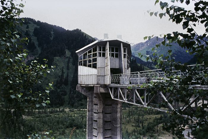 Medeo Buz Pisti, Rezervuar Şefliği Konutu (Almati, Kazakistan) Medeo Buz Pisti, Rezervuar Şefliği Konutu (Almati, Kazakistan)
Mimarlar: Vladimir Katsev, S. Kokhanovich, A. S. Kainarbayev, I. G. Kosogova (Almaty Gipragor)
1969-1972
Fotoğraf: Markus Weisbeck (<i>Local Modernities</i> projesi kapsamında)