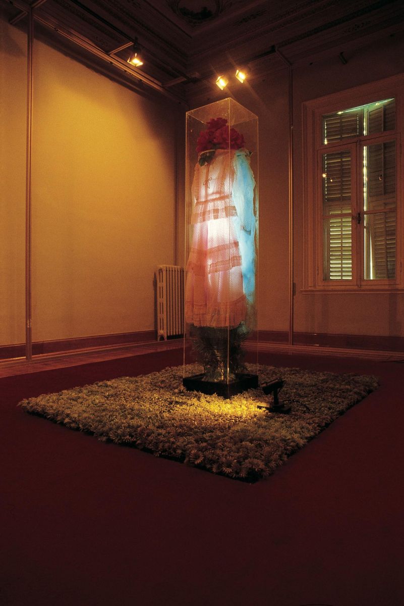 10 Karw235 <i>Abide 2</i>, 1988<br />
<i>5. Öncü Türk Sanatından Bir Kesit</i>, İstanbul: Hareket Köşkü, 1988<br />
SALT Araştırma, Gülsün Karamustafa Arşivi