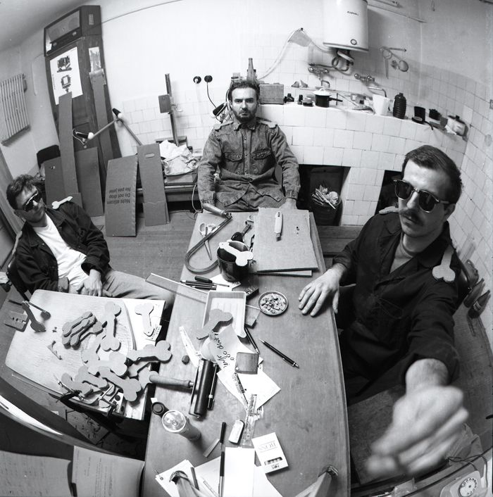 subREAL üyeleri “Je T'aime Moi Non Plus” performansında kullanacakları oy pusulalarını hazırlarken. subREAL üyeleri <i>Je T'aime Moi Non Plus</i> performansinda kullanacaklari oy pusulalarini hazirlarken.