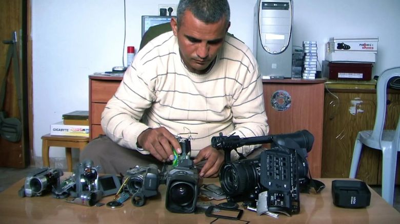 11 5 Broken Cameras 1 1 <i>5 Broken Cameras</i> [Beş Kırık Kamera] (2011) filminden bir kare
©Catndocs 