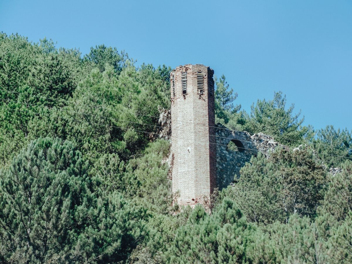 11 Madenbacas Xz 1 Yazıda “katil baca” diye bahsi geçen izabe fırın bacalarından birinin güncel hâli, Balya, Eylül 2013 (Fotoğraf: Suzan Pektaş)<br />
Balyalılar için işleyen bir izabe bacası aslında çok önemli, hatta bir uğur. 1935’te bacanın yıkım kararı gündem olduğunda <i>Türk Dili Gazetesi</i>’nde şöyle bir haber çıkmış: “Balyalılar bu bacanın yıktırılması taraftarı değildirler. Zira onu bir uğur sayıyorlar. Güya bu baca durdukça mahsul fazla ve bereketli oluyormuş.”