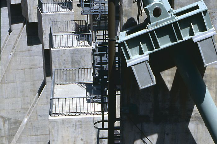 Karakaya Dam, 1999, Diyarbakır Photo: Aslıhan Demirtaş Karakaya Barajı, 1999, Diyarbakır
Fotoğraf: Aslıhan Demirtaş