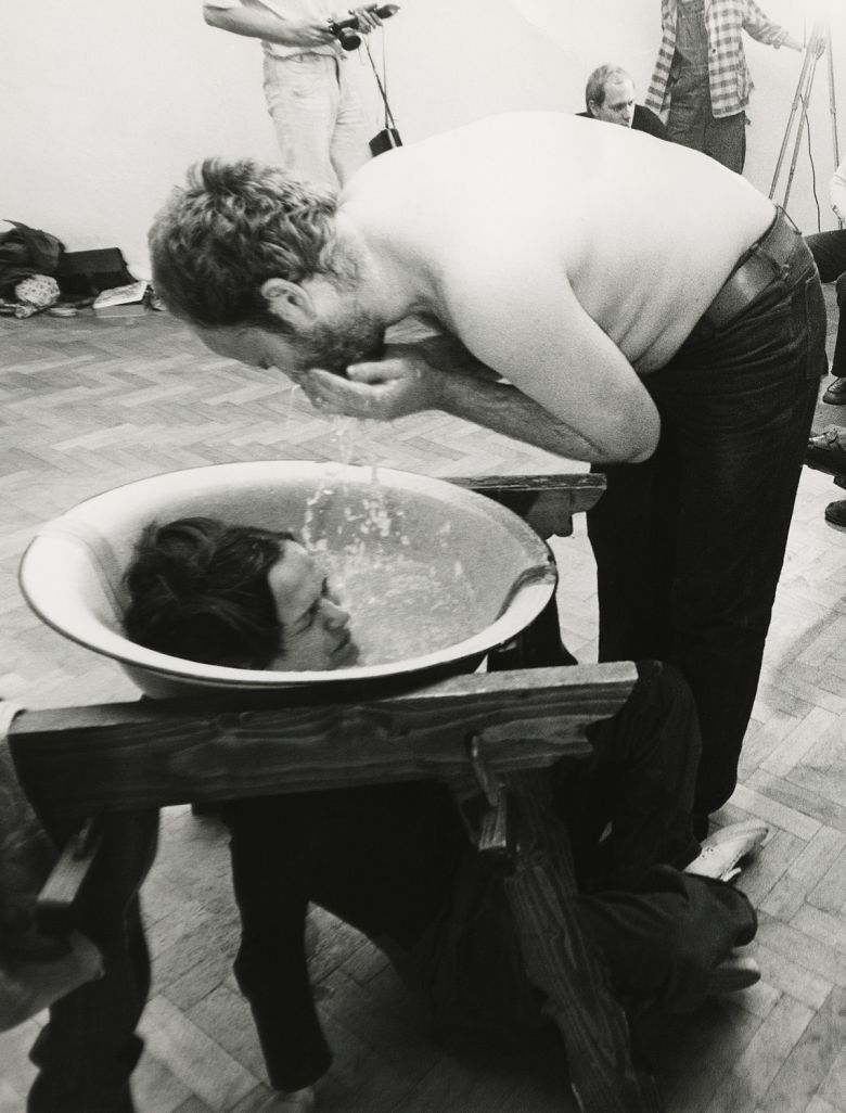 129 KwieKulik’in 1978 tarihli <i>Activities with the Head</i> [Kafa ile Aktiviteler] performansından
© Moderna galerija, Ljubljana