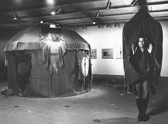  Nil Yalter, <i>Toprak Ev</i>, 1973