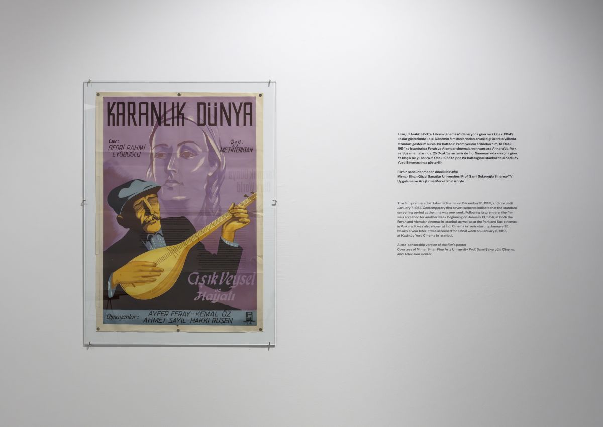 12 Dsf6925 Enhanced Nr Salt Galata’daki <i>Karanlık Dünya</i> sergisinde yer alan film afişi (Fotoğraf: Kayhan Kaygusuz)<br />
Mimar Sinan Güzel Sanatlar Üniversitesi Prof. Sami Şekeroğlu Sinema-TV Uygulama ve Araştırma Merkezi’nin izniyle<br />
