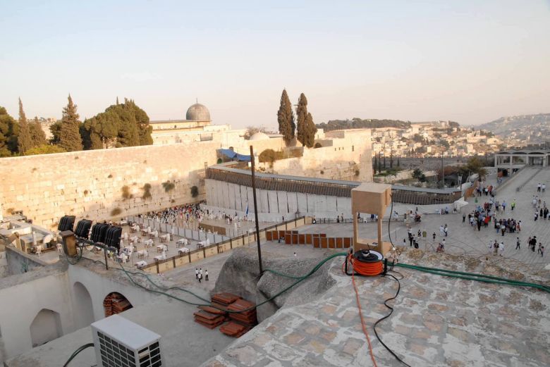 13 The Neighbour 1 <i>Al jaar qabla al daar</i> [Kapımızdaki Komşu] (2011) filminden bir kare
©CAMP
