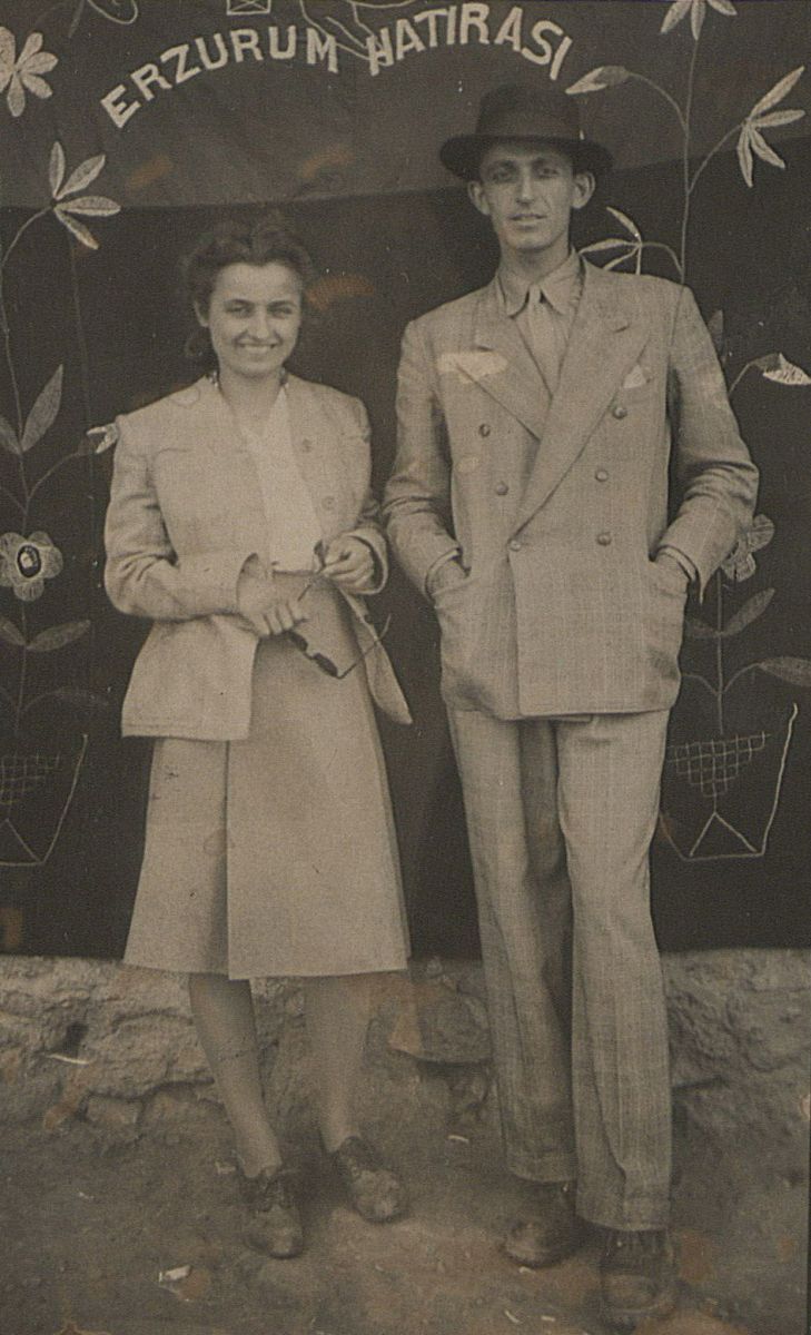14 Tsoboh011 Harika Hanım ve Kemali Bey, Erzurum Hatırası<br />
Salt Araştırma, Harika-Kemali Söylemezoğlu Arşivi<br />
<br />
