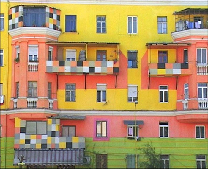  <i>Dammi i Colori</i> video isinden bir kare