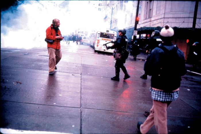  Allan Sekula, <i>Waiting for Tear Gas</i> [Biber Gazini Beklerken], 1999-2000<br />
MACBA Collection, MACBA Foundation<br />
© Allan Sekula, 2013