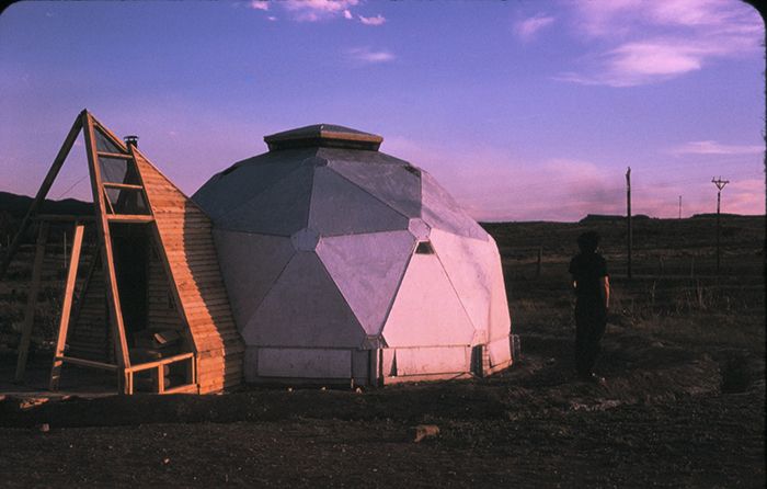  Joan Grossman’in <i>DROP CITY</i> (2012) belgeselinden bir kare