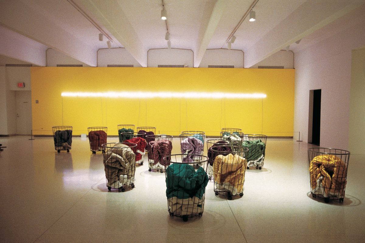 15 Hüseyin Bahri Alptekin’in <i>Cidade</i> (1998) işinin önünde Gülsün Karamustafa’nın <i>Mistik Nakliye</i>’si (1992)<br />
<i>How Latitudes Become Forms</i>, Minneapolis: Walker Art Center, 2003<br />
SALT Araştırma, Gülsün Karamustafa Arşivi