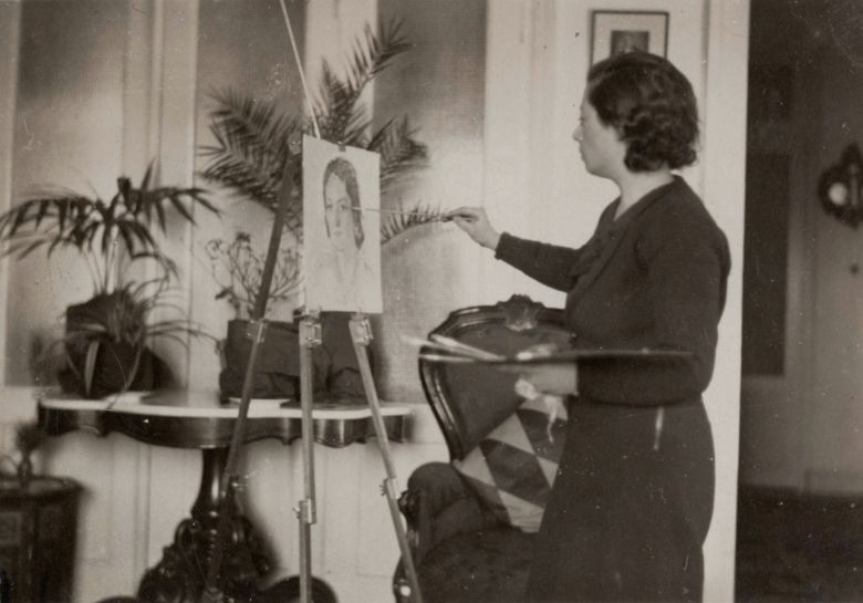 158609783 5897004920310467 8242674443442407439 N Sabiha Bozcalı şövalesinin başında kadın portresi üzerine çalışırken
Salt Araştırma, Sabiha Rüştü Bozcalı Arşivi
