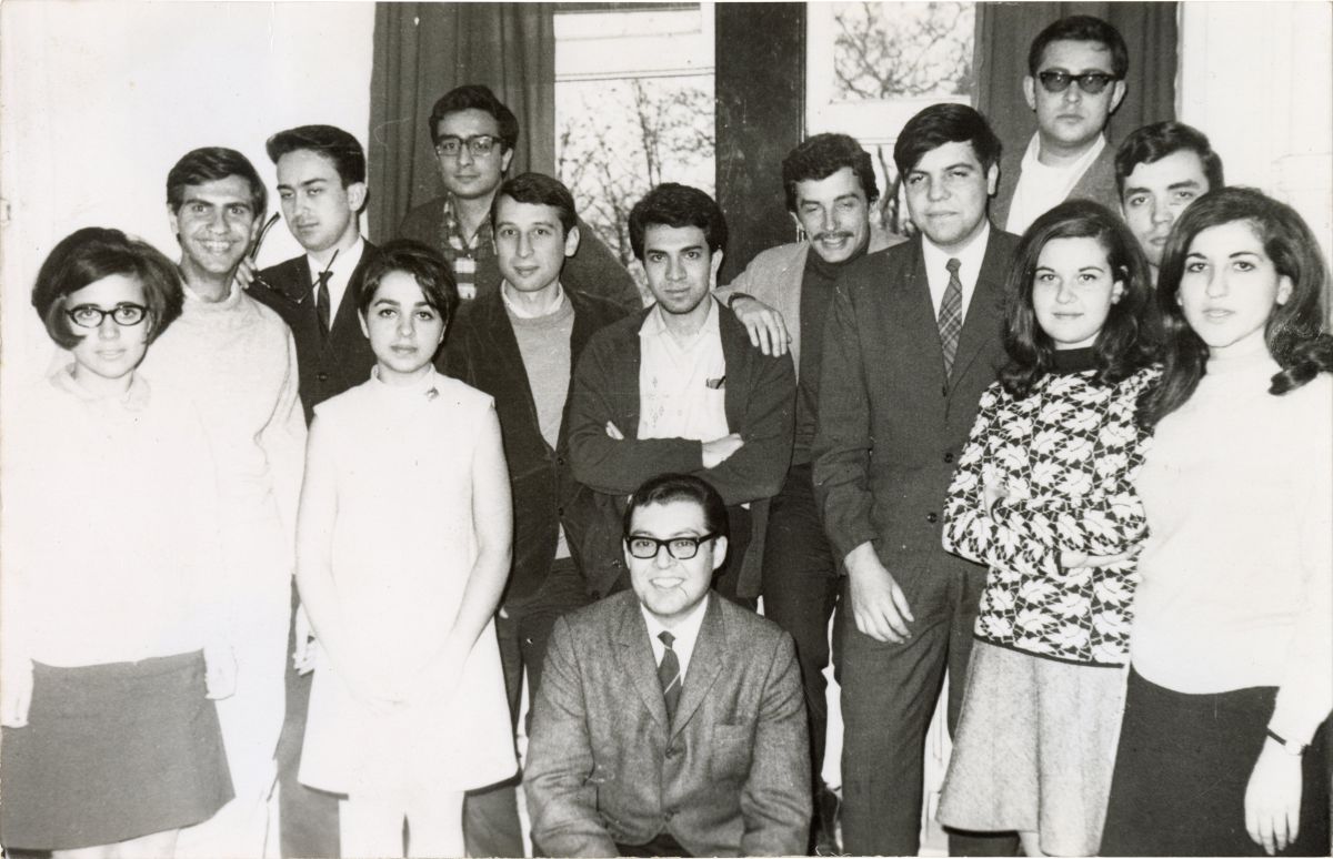 1 001 1968 RK Sinema Kulübü yönetim ekibi 
Hasan Gürdal (önde, oturuyor), Bülent Becan (arkada, soldan dördüncü), Özer Kabaş (arkada, soldan yedinci) 
Hasan Gürdal Arşivi
