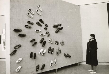 1 Hanb106 Handan Börüteçene, <i>Savaşa Karşı</i> işiyle, <i>34éme Salon de la Jeune Peinture</i>, Grand Palais (Paris), 1983