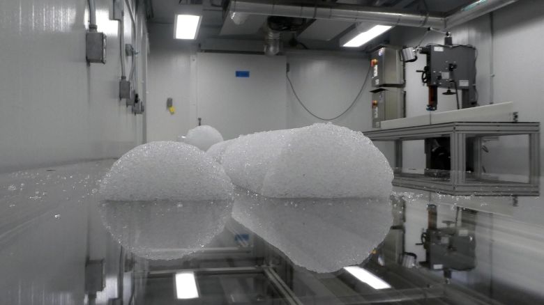 1 Ice Cores Susan Schuppli <i>Ice Cores</i> [Buz Nüveleri] (2019) filminden bir kare
Susan Schuppli’nin izniyle