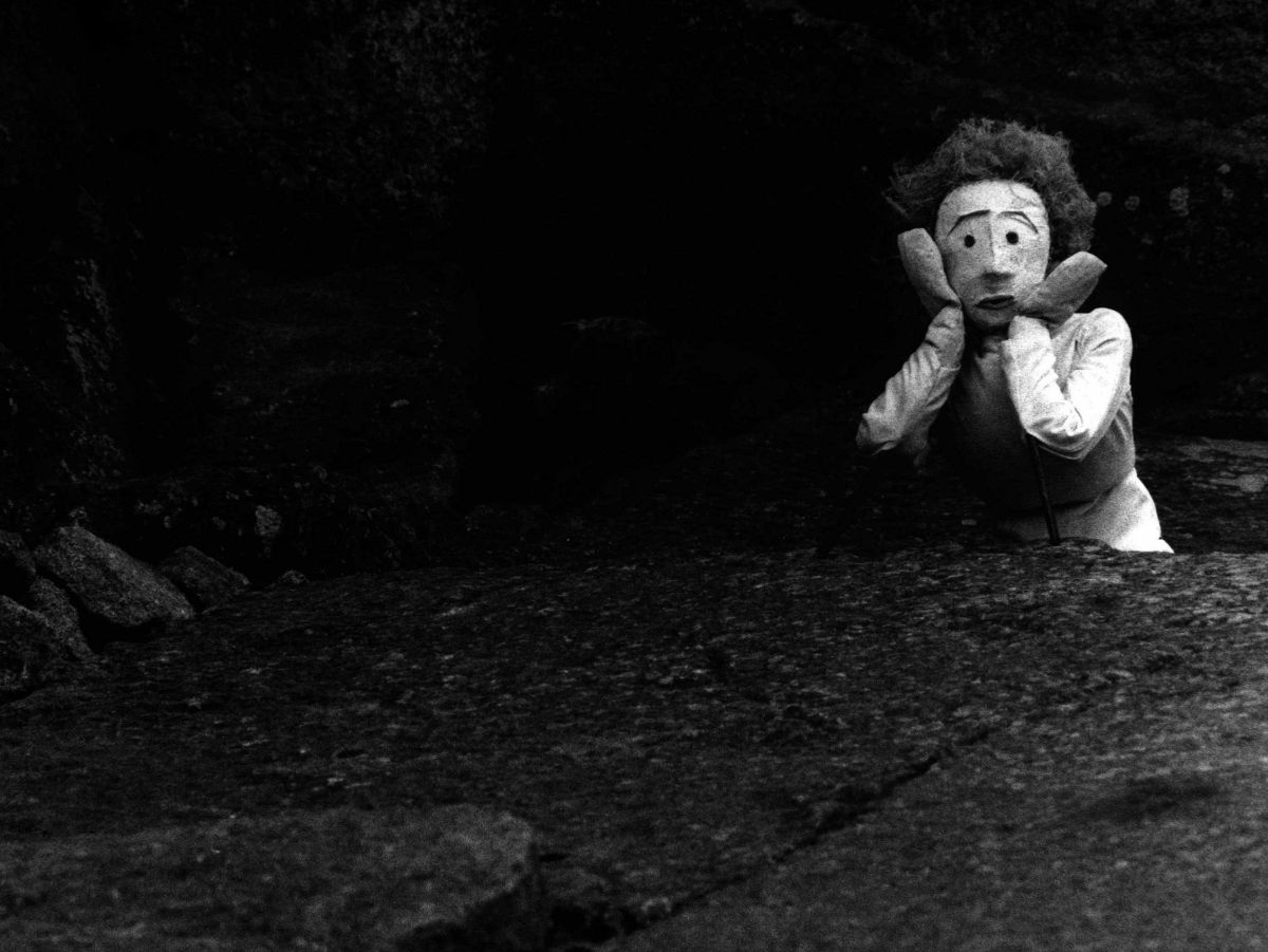 1 L Outil Kucukprens Assosgsfphotogoget 1. Assos Gösteri Sanatları Festivali’ne (1995) Fransa’dan katılan L’Outil grubunun <i>Yolda</i> işinden bir kare
Fotoğraf: Levent Öget