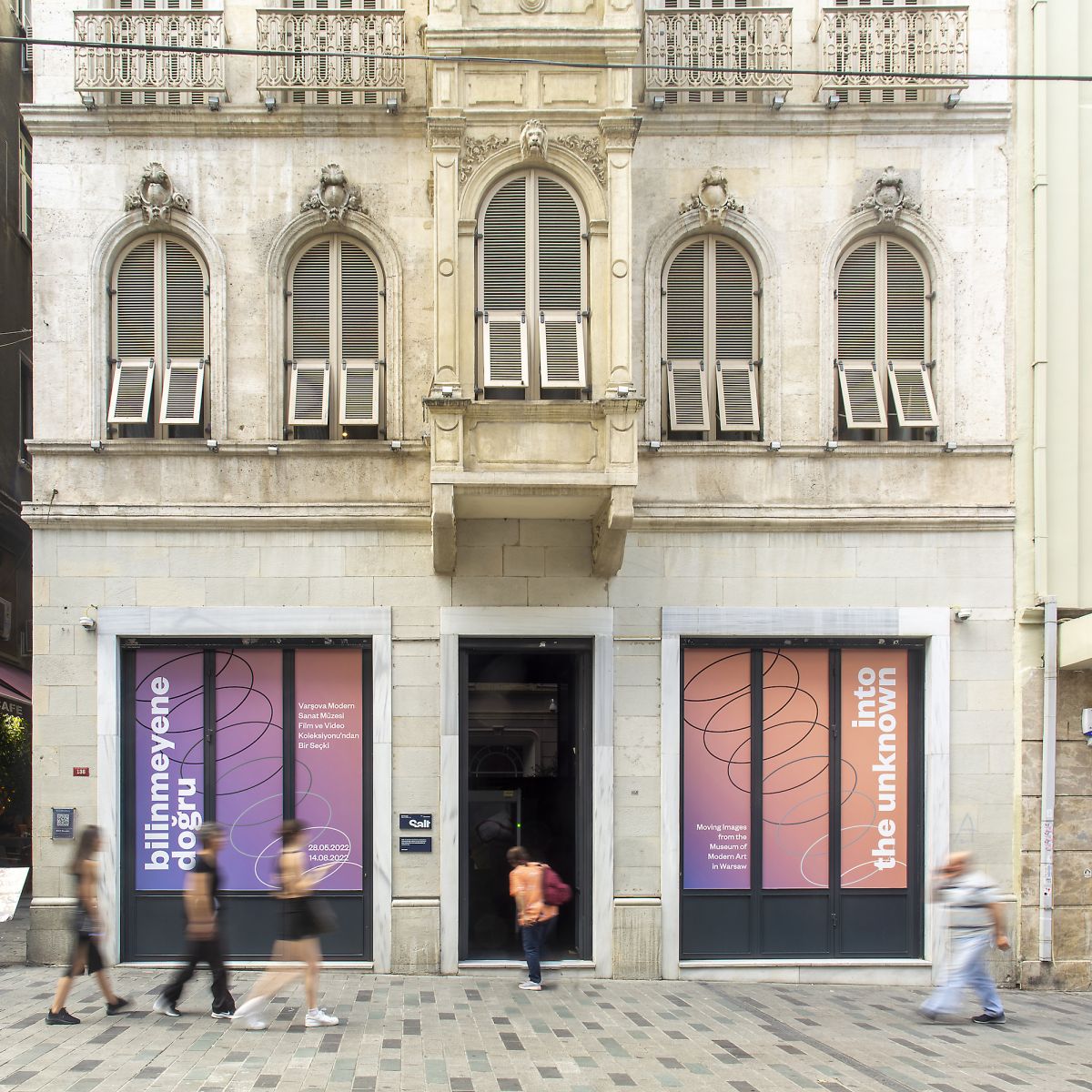 2 <i>Bilinmeyene Doğru</i>, Salt Beyoğlu girişi (Fotoğraf: Mustafa Hazneci)<br /><br />
