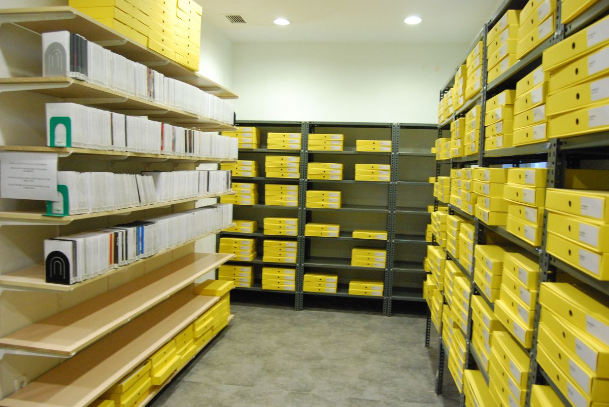 2 Platform’un geçici ofisindeki sanatçı dosyaları, 2008<br /><br />
