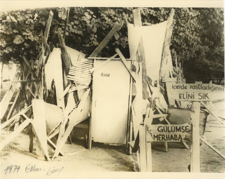 2 Gürel Yontan, <i>“Merhaba”</i>, <i>2. Yeni Eğilimler</i> sergisinden görünüm, Fındıklı Parkı (İstanbul), 1979
Salt Araştırma, Gürel Yontan Arşivi
