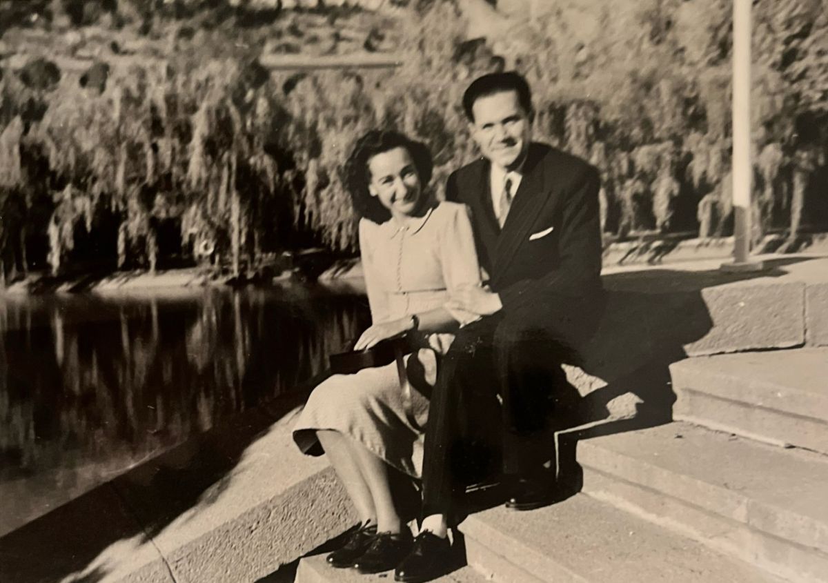 2 18 Leyla ve Ferzan Baydar, tahminî 1945<br />
Yazarın izniyle<br />
