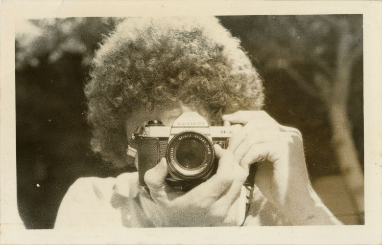 2 20 Vasıf Kortun, Ara Güler’in tavsiyesiyle alınan ilk fotoğraf makinesiyle otoportre, 1977