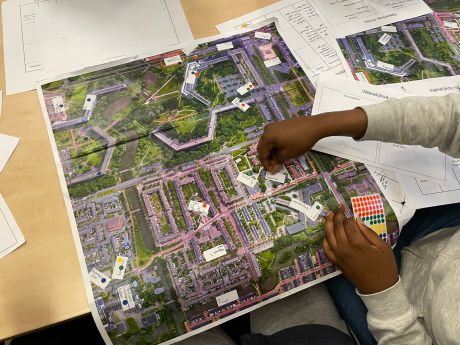 2 3 Amsterdam’daki Multicultureel Centrum Ala Kondre’de gerçekleştirilen kolektif haritalama çalışması