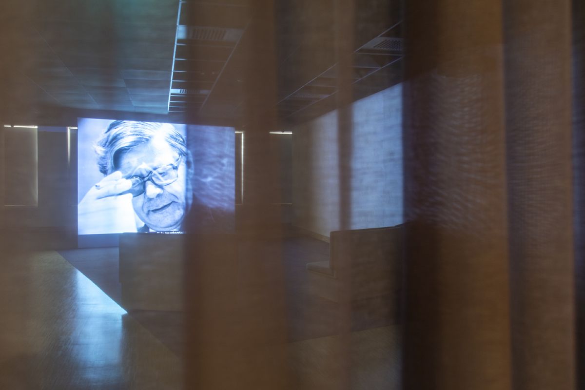 2 Duncancampbell Installationview1 Duncan Campbell, <i>Arbeit</i> [Görev] (2011), <i>Bilinmeyene Doğru</i> sergisinden görünüm, Salt Beyoğlu, 2022 <br />
Fotoğraf: Mustafa Hazneci (Salt)