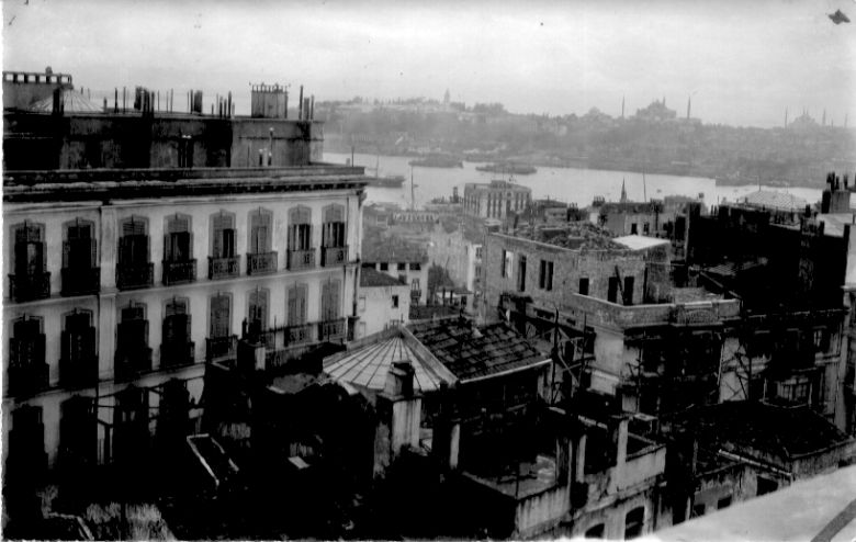 2 Galata Dogan Helbig Apartman Ve Civar Galata Doğan [Helbig] Apartmanı ve civarı 
Salt Araştırma, Fotoğraf ve Kartpostal Arşivi